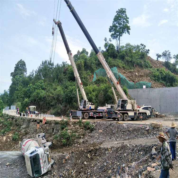 马边汽车掉沟里叫吊车救援要多少钱